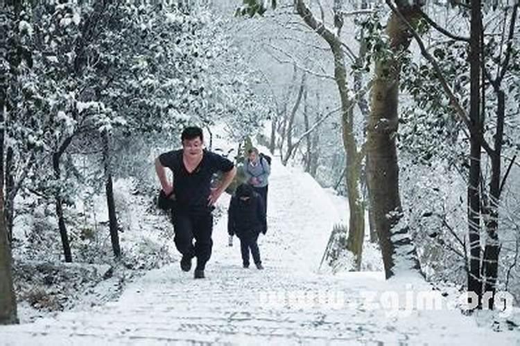 女人梦见夏天下雪了