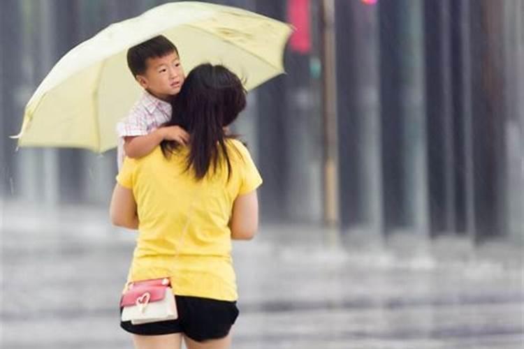 梦见自己淋着大雨走路