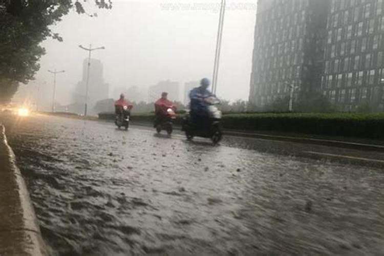 梦见下雨是成河什么征兆解梦女生