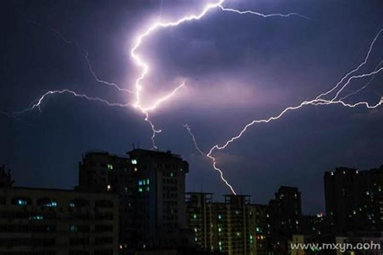 梦见电闪雷鸣天空异象还有龙在天上飞