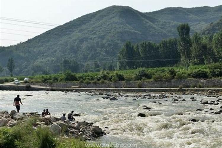 梦见农村老家发大水,但村子在高高地方