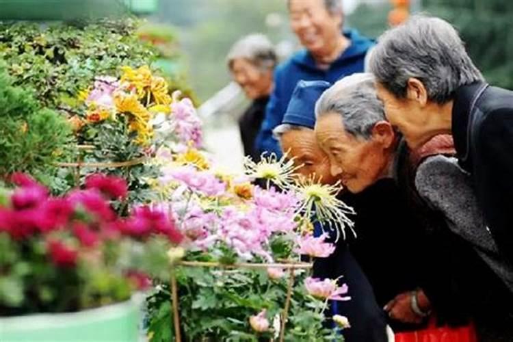 鬼节女子祭拜