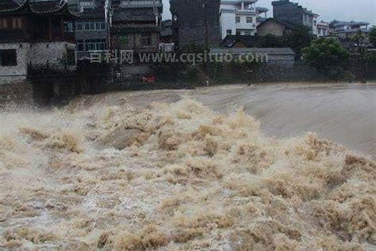 做梦梦见下雨发大水是什么意思