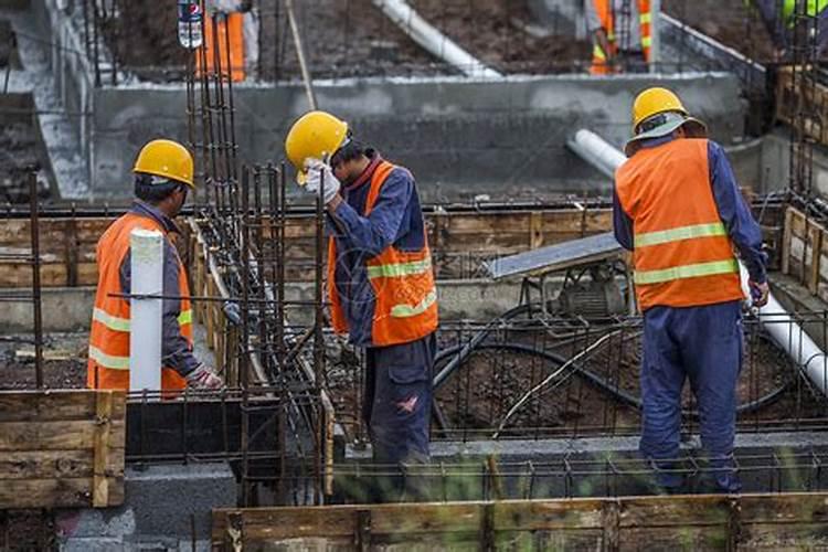 梦见好多人在建筑工地上施工好不好呢