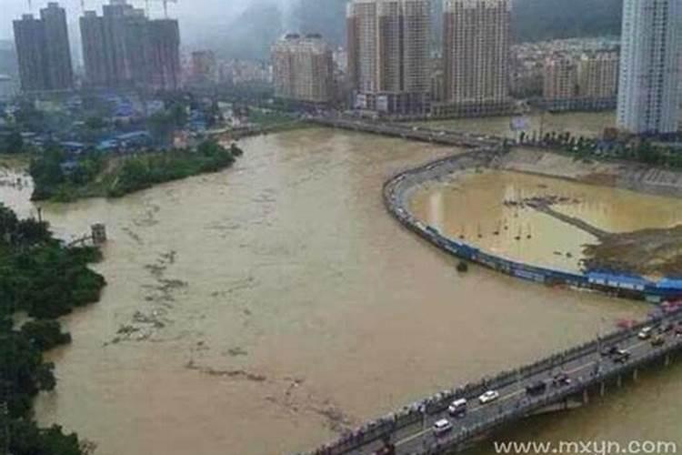 梦见工地下雨涨水是什么意思