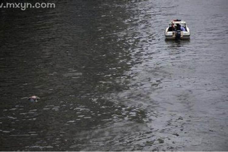 梦见死尸漂浮在水中还跟着自己走