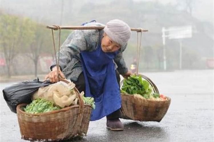 梦见死了的外婆活着种菜让舅舅去卖